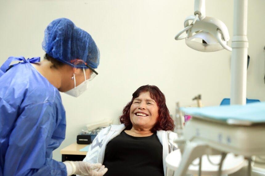 DIF Estatal implementa consultas dentales para mejorar salud de personas mayores.