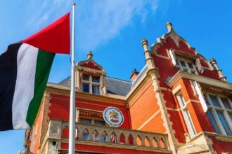 En Damasco, manifestantes retiran bandera y apedrean la embajada emiratí