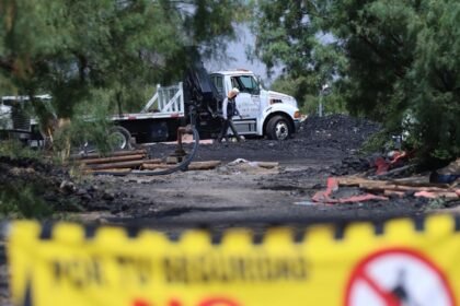 En Sinaloa continúa la extracción de agua en mina con tres atrapados