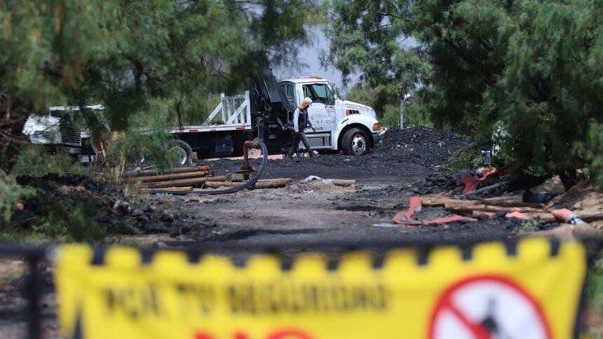 En Sinaloa continúa la extracción de agua en mina con tres atrapados
