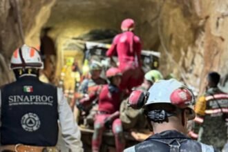 En Sinaloa recuperan tercer cuerpo de minero; otro permanece atrapado