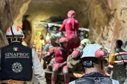 En Sinaloa recuperan tercer cuerpo de minero; otro permanece atrapado