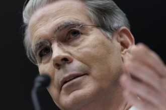 Estados Unidos impone sanciones a empresas navieras vinculadas a Irán antes de reunión en Pakistán.