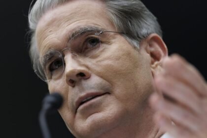 Estados Unidos impone sanciones a empresas navieras vinculadas a Irán antes de reunión en Pakistán.