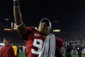 Exjugador universitario revela su disfraz para obtener préstamos millonarios