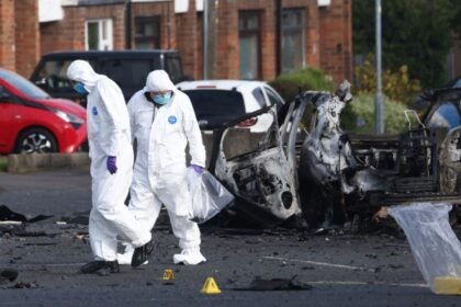 Explosión de coche bomba cerca de comisaría en Irlanda del Norte
