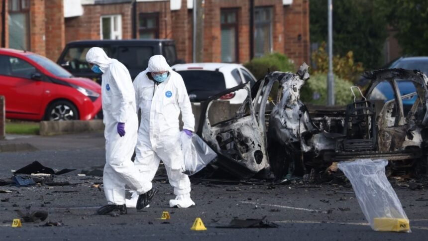 Explosión de coche bomba cerca de comisaría en Irlanda del Norte