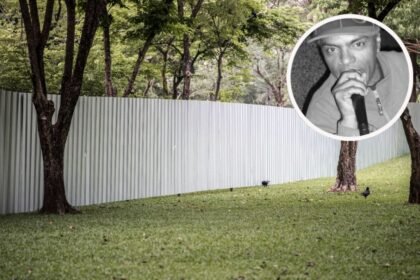 Fallece famoso cantante hallado en el patio de su casa