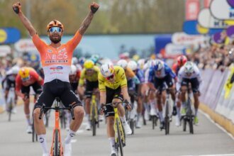 Filippo Ganna vence en "A través de Flandes" con bicicleta dañada