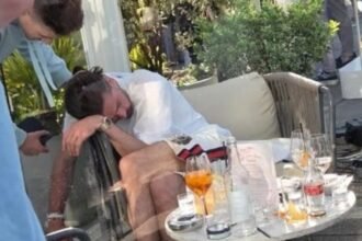 Futbolista Jack Grealish dormido y en estado de ebriedad en bar de Manchester