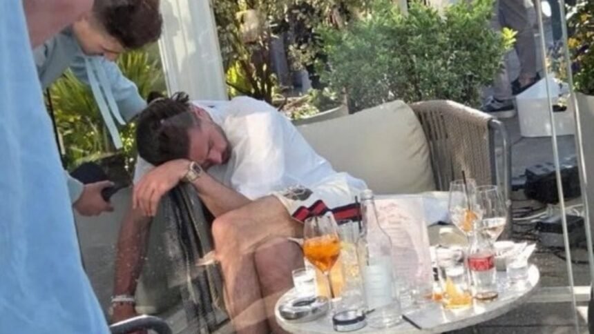 Futbolista Jack Grealish dormido y en estado de ebriedad en bar de Manchester