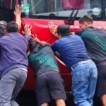 Futbolistas de La Paz ayudan a liberar un Metrobús en la CDMX