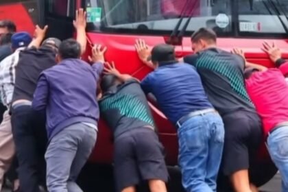 Futbolistas de La Paz ayudan a liberar un Metrobús en la CDMX