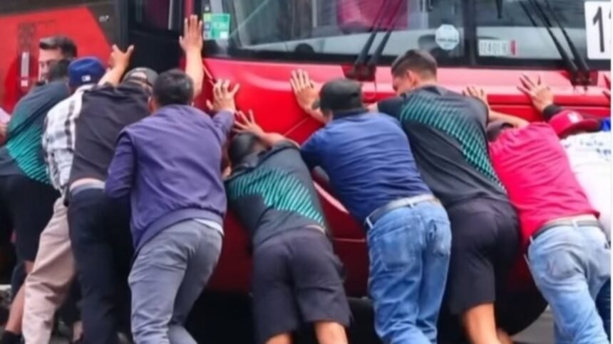 Futbolistas de La Paz ayudan a liberar un Metrobús en la CDMX
