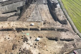 Hallazgo de sitio arqueológico de 2,000 años con oro durante obras viales