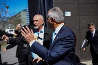 Heredero del sha de Irán atacado con líquido rojo en Berlín