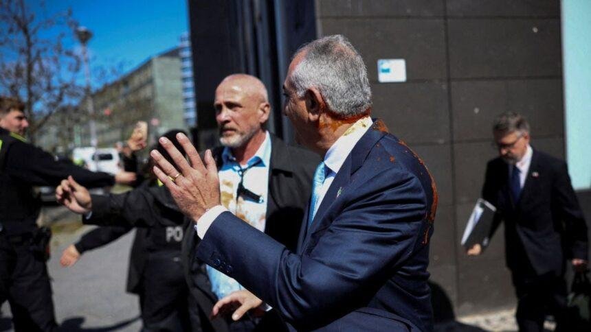 Heredero del sha de Irán atacado con líquido rojo en Berlín