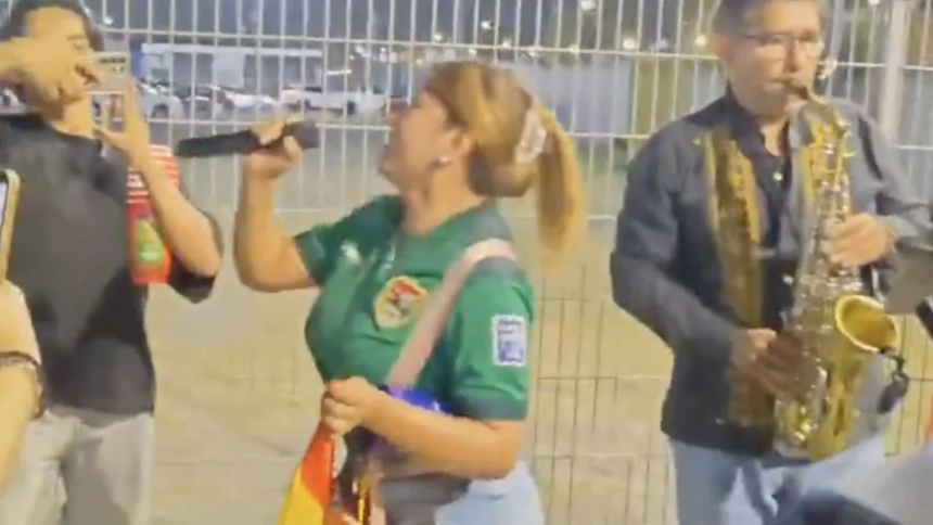 Hinchas cantan "Lamento boliviano" en Monterrey tras eliminación ante Irak