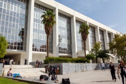 Hombre de 89 años ataca oficinas públicas en Atenas, dejando cinco heridos