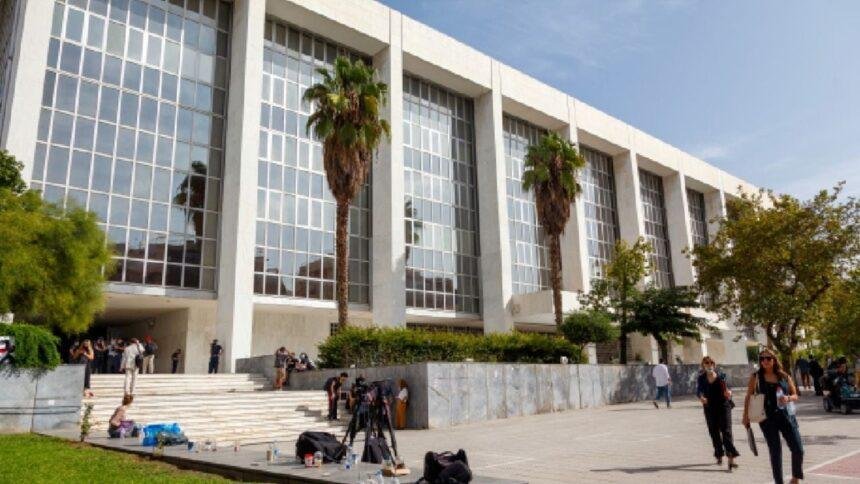 Hombre de 89 años ataca oficinas públicas en Atenas, dejando cinco heridos