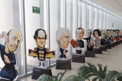 Inauguran la exposición “Con sello de León, identidad ilustrada” en la ciudad.