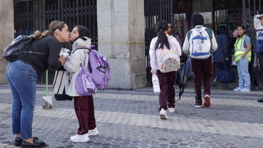 Investigación nacional por amenazas de tiroteo en escuelas tras reto viral.
