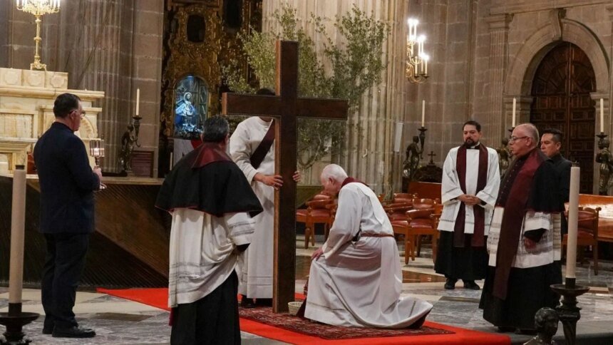 Iztapalapa vive representaciones del Viernes Santo en Ciudad de México
