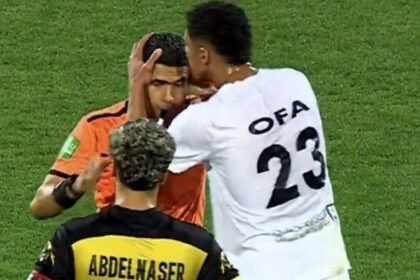 Jugador besa al árbitro tras confirmarse su gol por VAR