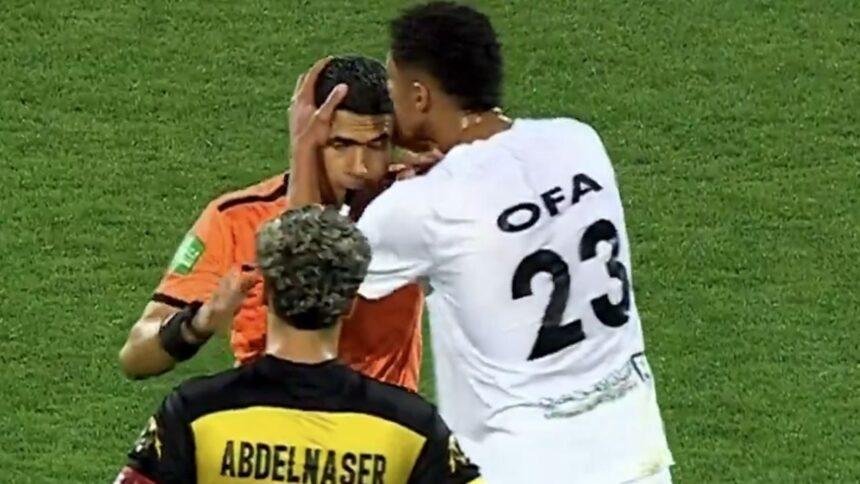 Jugador besa al árbitro tras confirmarse su gol por VAR