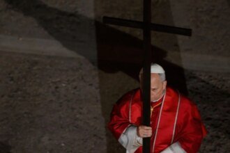 León XIV encabeza viacrucis y carga la cruz en Coliseo de León