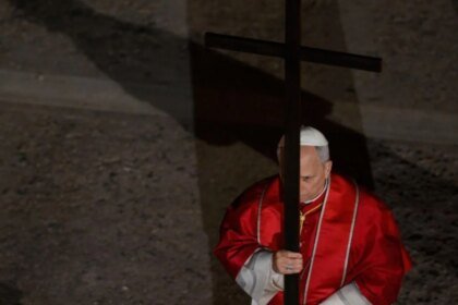 León XIV encabeza viacrucis y carga la cruz en Coliseo de León