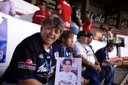 Madre lleva foto a La Corregidora para honrar afición por los Gallos
