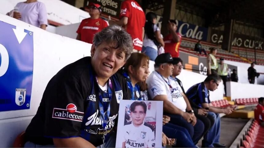 Madre lleva foto a La Corregidora para honrar afición por los Gallos