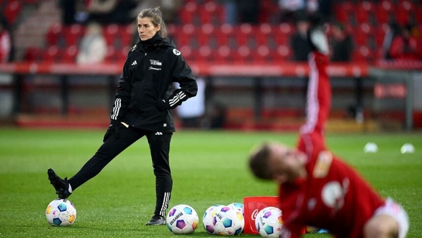 Marie-Louise Eta, primera mujer en la Bundesliga, asume en Union Berlin