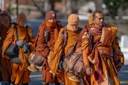 Monjes budistas detenidos por narcóticos en aeropuerto de Sri Lanka