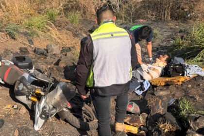 Motociclistas resultan lesionados tras caer a desnivel en Zamora, Michoacán
