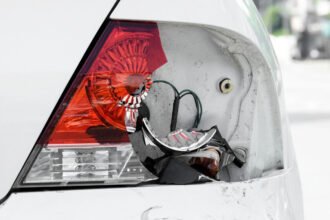 Multa de 1,173 pesos por luz fundida en auto en México