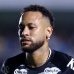 Niño besa las piernas de Neymar y lo abraza