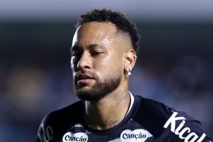 Niño besa las piernas de Neymar y lo abraza