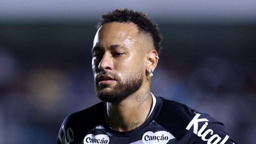 Niño besa las piernas de Neymar y lo abraza