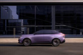 Nissan presenta un nuevo Urban con características innovadoras.