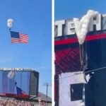 Paracaidista queda colgando de pantalla gigante en partido de fútbol americano
