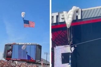 Paracaidista queda colgando de pantalla gigante en partido de fútbol americano