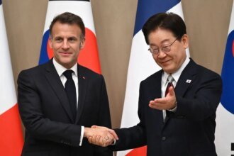 París y Seúl anuncian colaboración para reabrir el estrecho de Ormuz