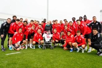 Plantel del Sevilla apoya a niño con 'piel de mariposa'