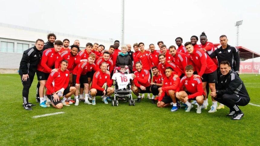 Plantel del Sevilla apoya a niño con 'piel de mariposa'