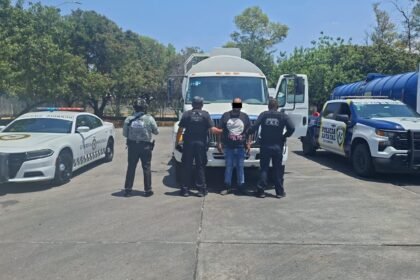 Policía Estatal de Caminos confiscó 20 mil litros de hidrocarburo en Celaya.