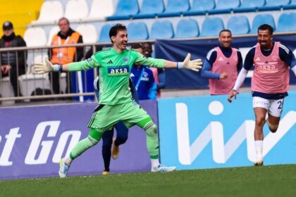 Portero marca desde fuera del área en la Liga turca tras error