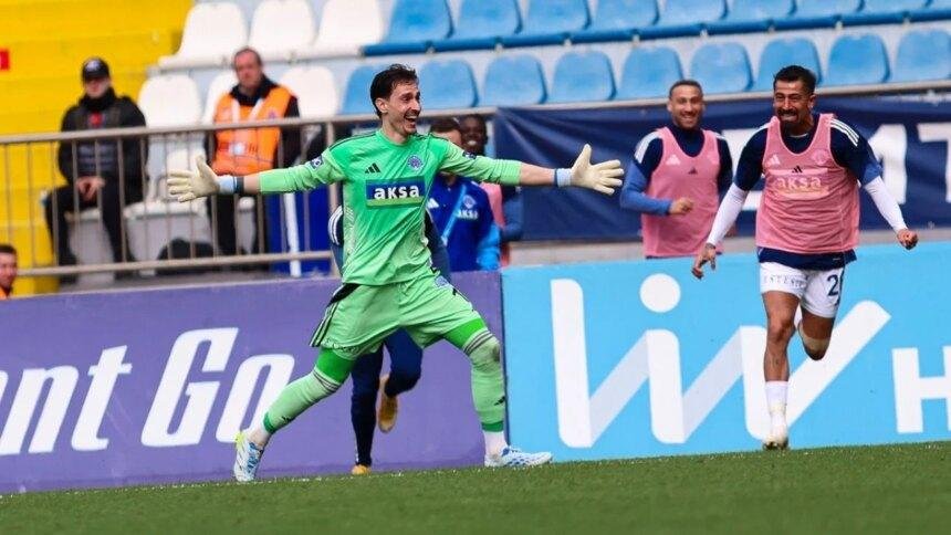 Portero marca desde fuera del área en la Liga turca tras error