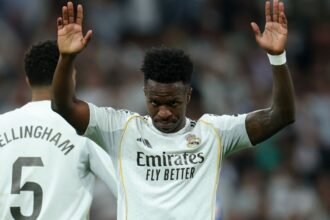 Real Madrid gana al Alavés en medio de protestas por Vinícius